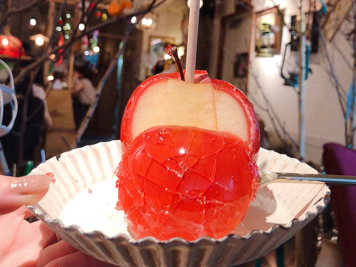 お祭りのものとは一味違う？りんご飴専門店のりんご飴が美しい！