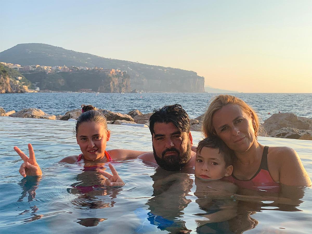 Antoninochef's tweet photo. La mia migliore ricetta: famiglia, mare e tanto amore! 😍
#cannavacciuolofamily https://t.co/GddH9cQ3QW