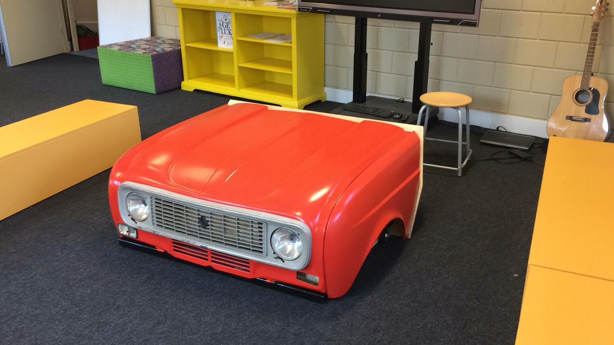 We zijn weer begonnen! Meester Gijs had nog een onderdeel over en nu heeft groep 6 een geweldige tafel!