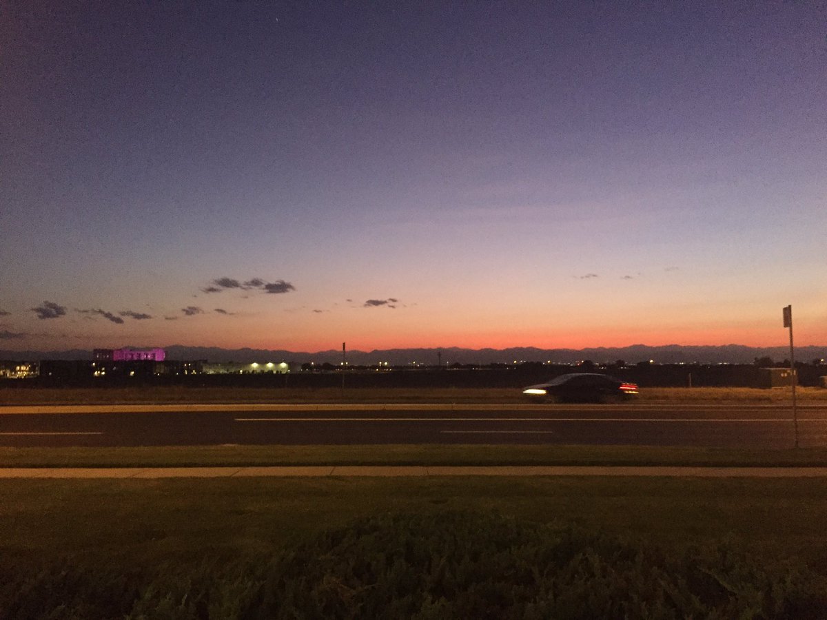 CoachTMiller's tweet photo. Sunset over the Rocky Mountains in Denver. How beautiful https://t.co/liydvgLGwG