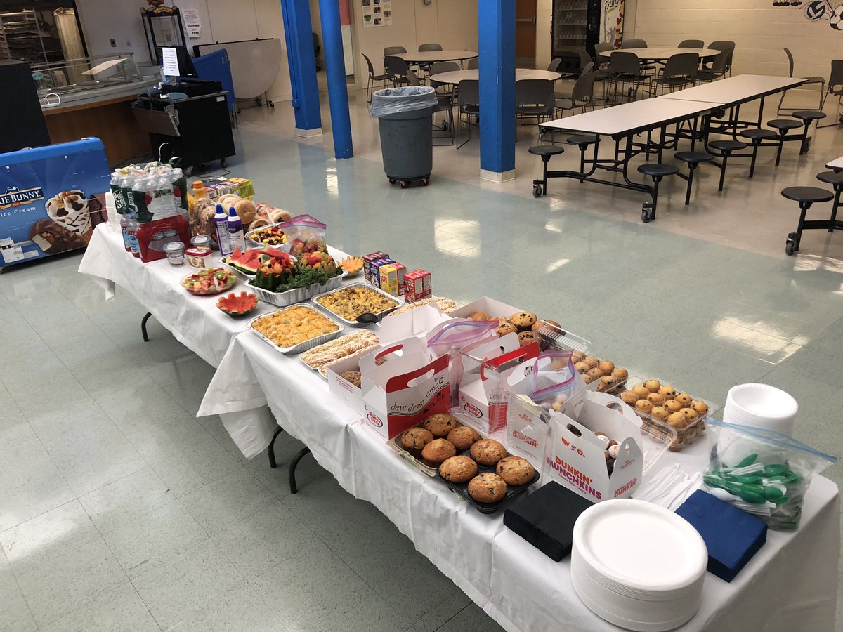 cchatham5's tweet photo. Happy Last “First” Day to the Class of 2020!!  Starting the day with a great breakfast and class meeting as we start Senior Year!! @hopedalejshs @DerekAtherton1 @HopedaleAP @MrWersted https://t.co/ZHsFe934LI