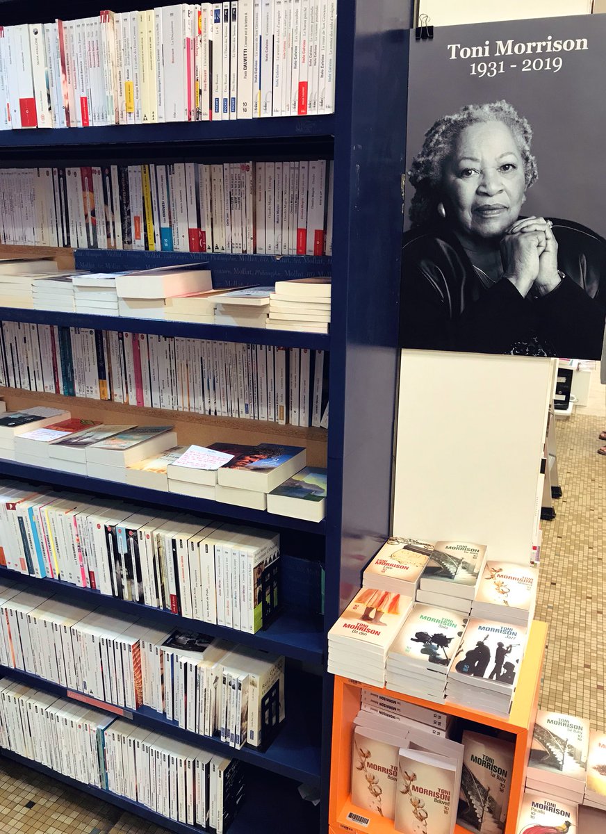 RReadsCommunity's tweet photo. I went to the bookshop of my city and I saw this 😔🙌🏻📖 #RosendeReads #RIPToniMorrison https://t.co/AFEWm8I8cc