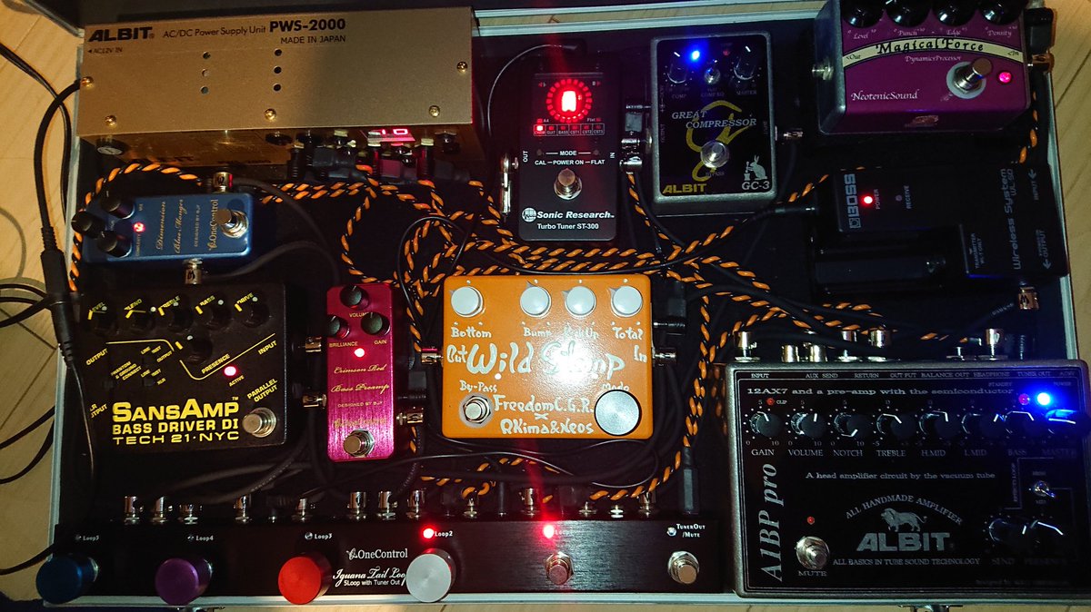 sadafullgood's tweet photo. たまにはエフェクターボードなどをアップします。
完成してしまったので、エフェクターを買う楽しみがなくなってしまった… 😖
DCケーブルはウミヘビ🐍
#albit 
#wildstomp
#magicalforce
#OneControl https://t.co/HkiwY6AqCn