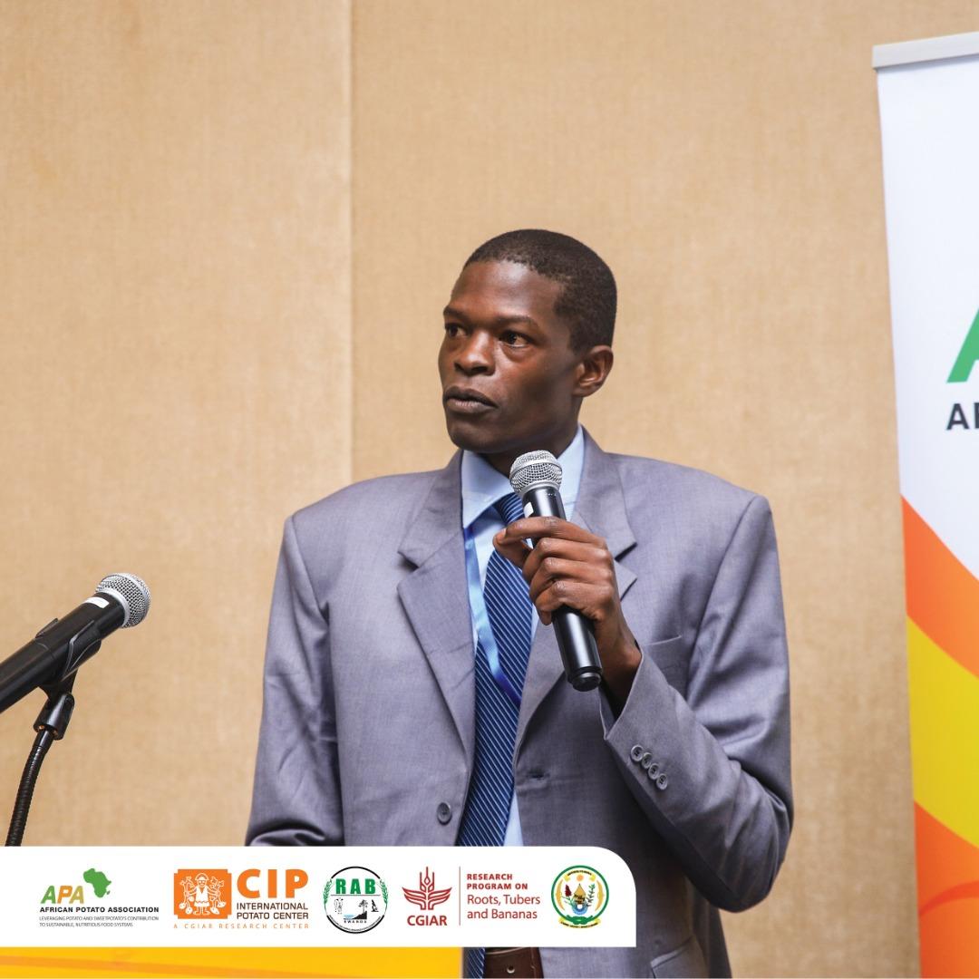UzayisengaHlne's tweet photo. Land degradation in sub saharian Africa is a serious problem-80% of cropland is degraded. Shadrack Nyawade from @uonbi presenting his work on soil and water conservation  and nutrient use efficiencies in smallholder potato-legume inter cropping systems. #APARwanda2019 https://t.co/DpXattPlv8