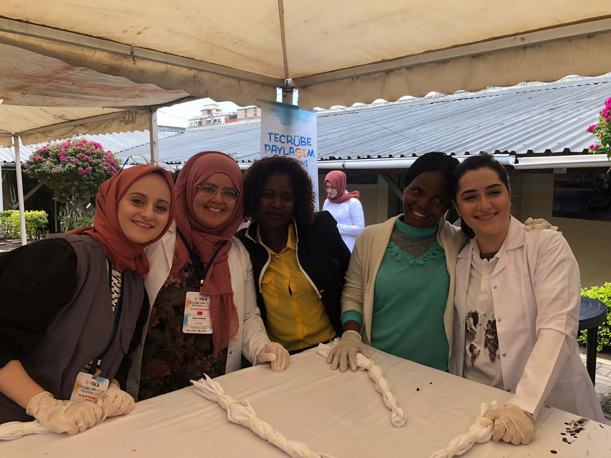 Tika_Mocambique's tweet photo. O curso de batique continua ! Os voluntarios Moçambicanos e Turcos estão a praticar a arte do batique. #TTP2019 https://t.co/8IXxGWNfRX