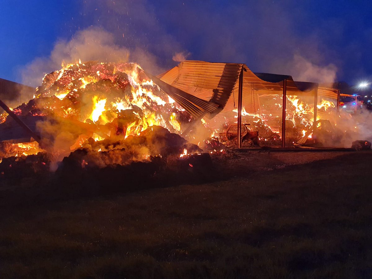 MontyFireSTN's tweet photo. 03P1 mobilised at 00:55 to a barn fire near Adfa along with @NewtownFireStn @LlanfairFire @WelshpoolFire and bowser from @LlandodFire incident scaled down at 07:00 to 03P1 and 05P1 from @LlanfairFire along with bowser.
@LlanfyllinFire now in attendance as relief crew for pumps https://t.co/y4ERn60EPL