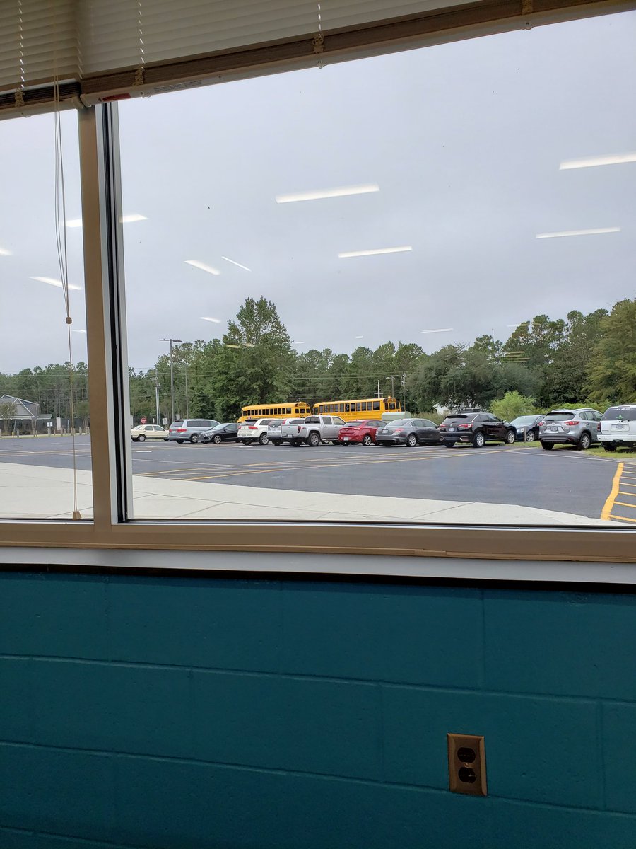 robhar72's tweet photo. Day one as the buses come in.  Great day to be a gator! https://t.co/y4KXGo1tGW