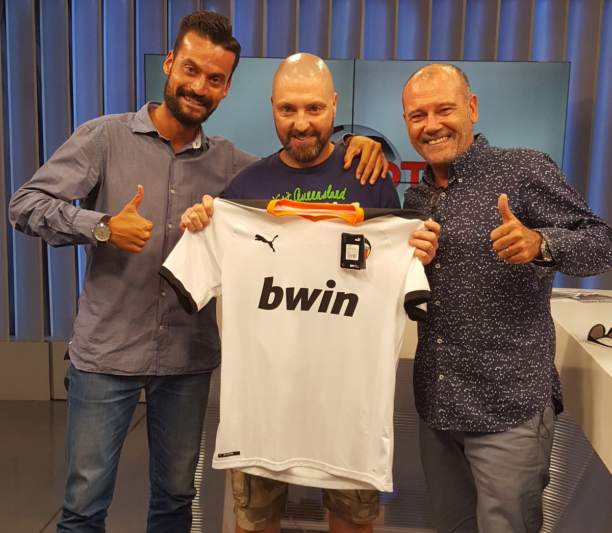 Hoy nos ha visitado en <a href="/Levante_TV/">Levante TV</a> el ganador del sorteo de la camiseta del <a href="/valenciacf/">Valencia CF</a> . 
Acertó que Gameiro marcaría el primer gol de la temporada.
Enhorabuenaaa a nuestro seguidor <a href="/jarfjoly2/">Joly🔻</a>.
Que la disfrutes🦇🦇🦇🦇🦇