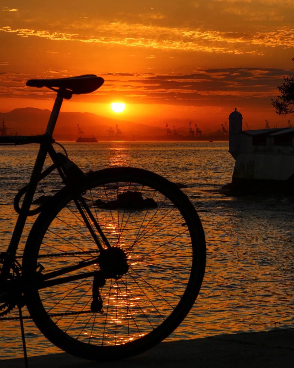 NiteroiPref's tweet photo. O sol voltou, logo um passeio de #bike e um final de tarde com um #pordosol lindo assim, é uma ótima pedida! Como não aproveitar cada cantinho de nossa cidade⁉️
📸: @gmperlin

#curtoniteroi #NaturezaPerfeita #cidadesorriso #sol #invernocarioca #niterói #roledebike
#souniteroi https://t.co/d4R3Qubmuz
