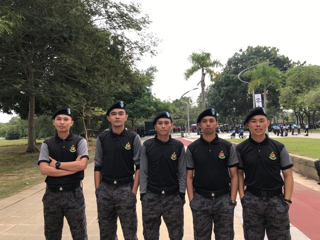miraclealinske's tweet photo. Pulau pandan jauh ke tengah...
Gunung daik bercabang tiga..
Ape benda merapu aku ni...
#pancaragamsetiaperwira #putrajaya #roadtomerdeka #2019 #imigresen #batchsiri1 #musician https://t.co/M7A6HZsR6j