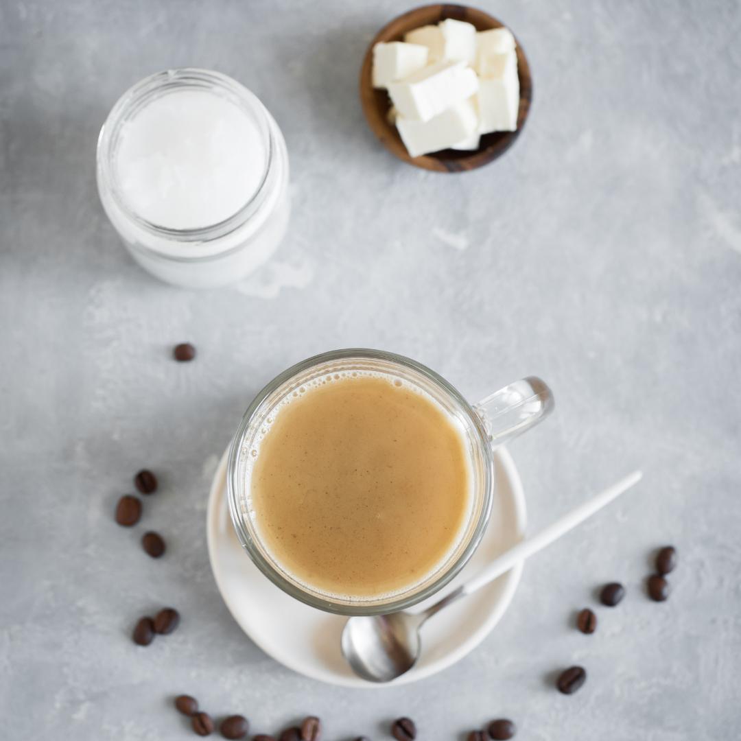 чай с кокосовым маслом. кето кофе с кокосовым маслом. кофе с кокосовой стружкой. кофе с молоком. кофе с кокосовым маслом.