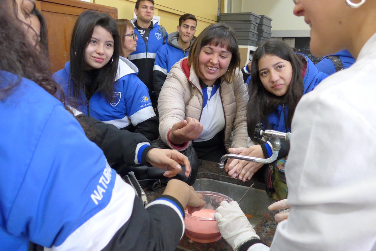 basicasunvm's tweet photo. #BuenMartes #BásicasUNVM En el marco del #ProgramaNEXOS de Secretaría Académica, docentes y estudiantes avanzados trabajaron con estudiantes del nivel medio. El objetivo de la actividad consistió en acercar abordajes científicos a las aulas del secundario https://t.co/vE9iUGx9sn