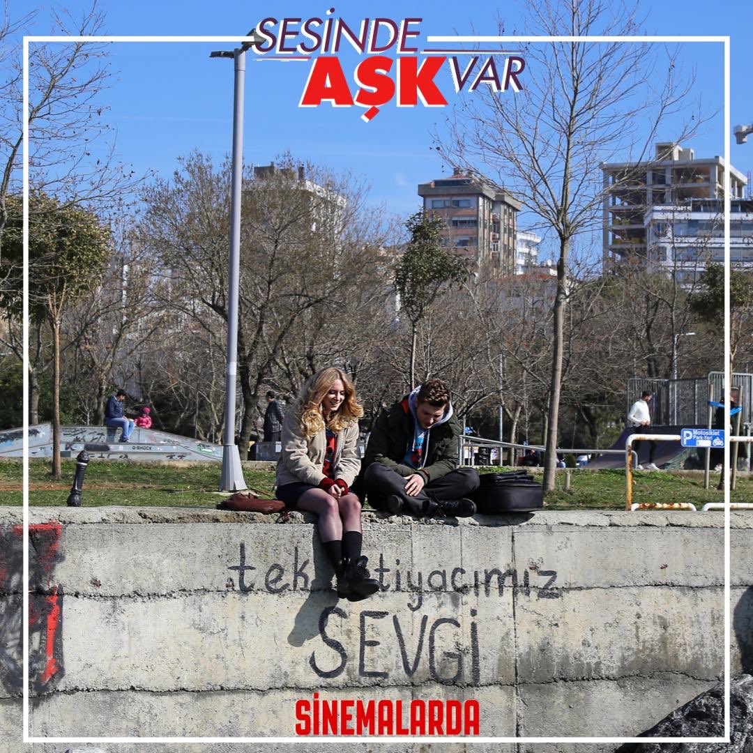 saskvarofficial's tweet photo. @hayalkoseoglu Deniz ve @buraktozkoparan Rüzgar’ın tek ihtiyacı sevgiydi. Sen de bu postun altına #tekihtiyacımızsevgi hashtag’ini yazarak sevdiklerini etiketle. En çok etiketleme yapan kişiyi story’de paylaşalım. 
#SesindeAşkVar Sinemalarda! #BurakTozkoparan #HayalKöseoğlu https://t.co/rSP84KuygR