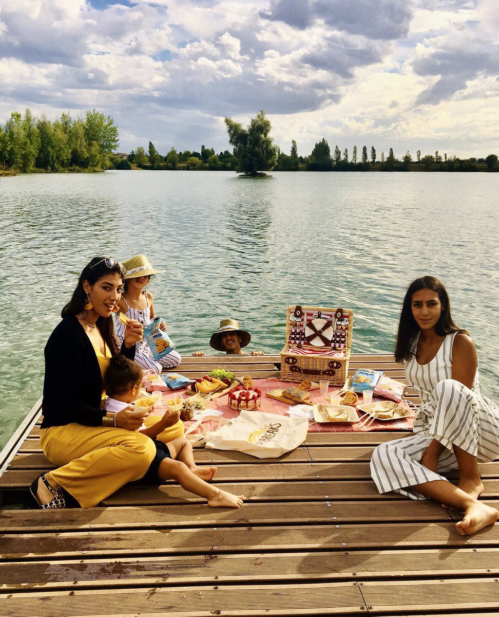 voo_fr's tweet photo. Rien de mieux qu’un #SunbreaksPiqueNique sous ce magnifique soleil avec les personnes qu’on aime ! 

Et c’est encore mieux avec les tuiles @SunbreaksFR 😋

#SunbreaksPiqueNique #Sunbreaks #plaisir #food #naturalité https://t.co/idb5r6Wjpl