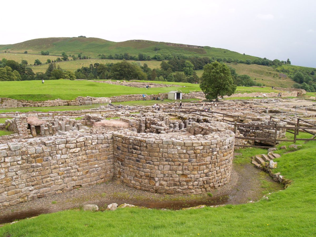 Marielle J Pdeg A Twitter Le Mur D Hadrien Une Fortification De Pierre Et De Terre Construite Entre 122 Et 127 Apres J C L Empereur Hadrien Fit Edifier Ce Mur De Defense Sur Toute La