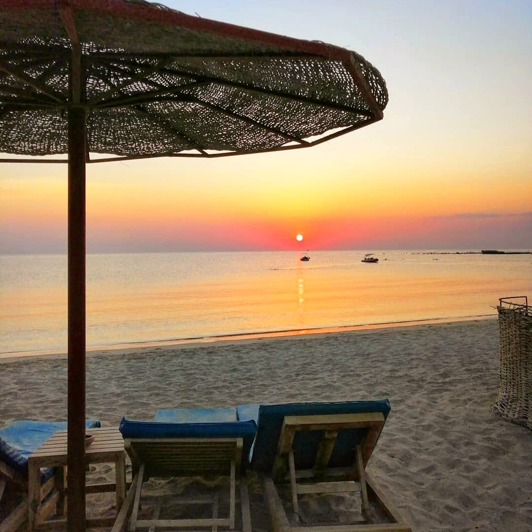 Buenos días desde Marsa Alam! Éste es sin duda uno de los amaneceres más lindos que he visto donde el sol sale desde el mar como una bola gigante de color naranjo. Hay que levantarse a las 5 am eso sí! Y uds? Qué amanecer se les ha quedado grabado en la memoria? Cuándo y dónde?
