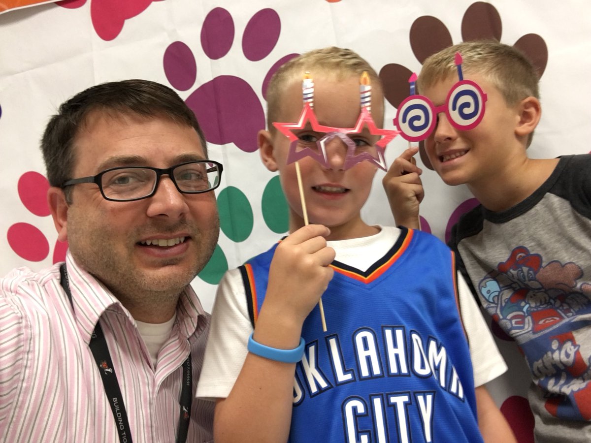 PrincipalKohls's tweet photo. Happy happy birthday! @LECCTigerCubs #birthdayselfie #TigerCare https://t.co/7v8B4saApY