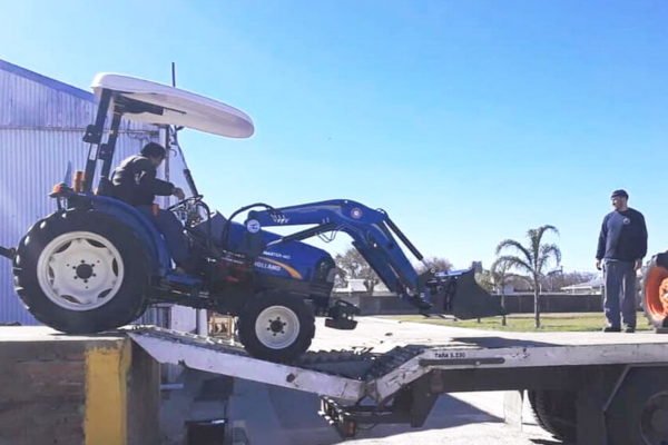 MaquinacDigital's tweet photo. #OmarMartin adaptó la pala OM 150F al tractor Workmaster 40 de #NewHolland.
https://t.co/OoQLqQsW0c #OtrosEquipos https://t.co/J7Hc5jKugB