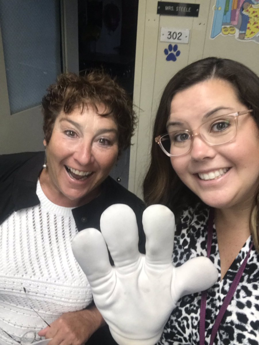 KSessionsLCSW's tweet photo. Your favorite Elementary School Outside Morning Monitors were excited to greet our Panthers this morning! Hoping to make morning arrival safe and efficient this year! Parents, please review the drop off procedure! 🖐🏻 @LopatES #welcomebackpanthers #safetyfirst https://t.co/TpBU3KyA4J