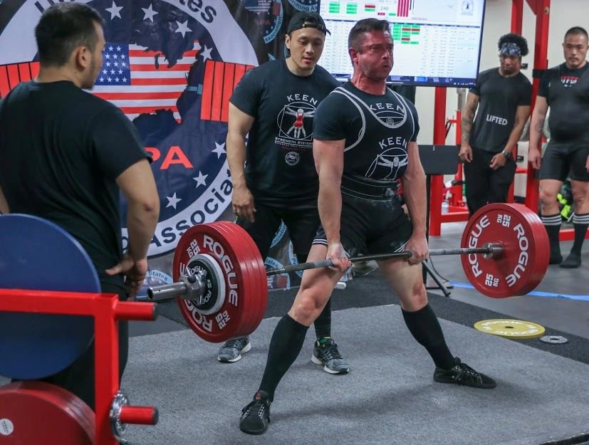 KeenStrength's tweet photo. "Is Sumo Cheating? A Look at Sumo vs. Conventional Deadlifting"
Sumo is another variation of the deadlift which has gained a lot of attention online for it’s interesting form. 

Click the link to read our article:

https://t.co/EDCd5LZw9l https://t.co/J4B72ySiar