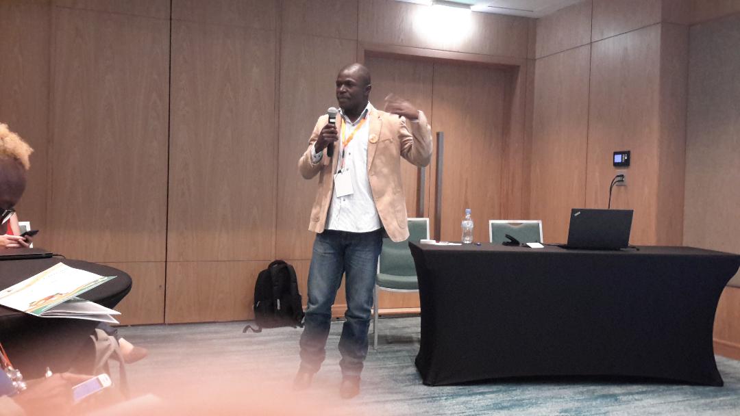 UzayisengaHlne's tweet photo. #DidYouKnow ? Average #potato yields of smallholders are about 8-10/ha vs 25-35t/ha. How con we improve productivity  in potato-based farming? Elly from @Cipotato presenting the innovative research project on how to link research, extension and smallholder farmers #APARwanda2019 https://t.co/7Y0Dk8hWqa