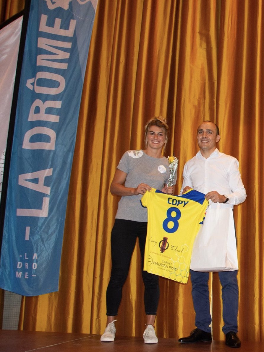 koumeddour26's tweet photo. Présentation officielle de l’équipe 1ère de @BDPhandball, du nouveau logo, des nouvelles tenues et des partenaires. Une pleine réussite aux filles pour la saison 2019-2020. @La_drome Attractive grâce au Handball féminin drômois. @MoutonMP @Prefet26 @nnieson https://t.co/0qpVA8WU5e