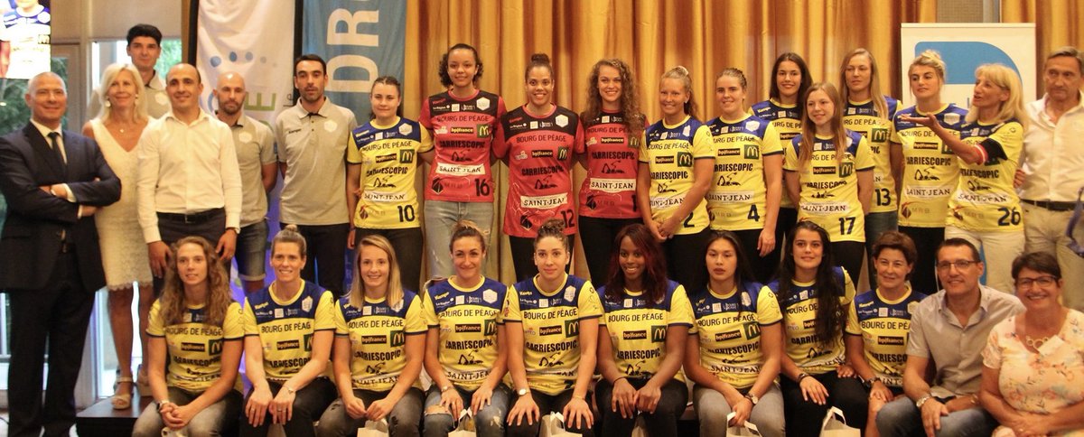 koumeddour26's tweet photo. Présentation officielle de l’équipe 1ère de @BDPhandball, du nouveau logo, des nouvelles tenues et des partenaires. Une pleine réussite aux filles pour la saison 2019-2020. @La_drome Attractive grâce au Handball féminin drômois. @MoutonMP @Prefet26 @nnieson https://t.co/0qpVA8WU5e