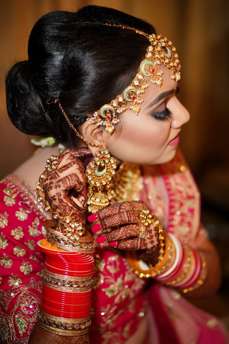 From chooda to lehenga…mehendi to jhumka…this bride is few touch-ups away from mandap

#bridaljewellery #bridemakeup #weddingchooda #lehnga #WeddingPhotography #SubodhBajpaiPhotography #wedingdiaries #weddingphotographer #photography #indianwedding #indianweddingstyle