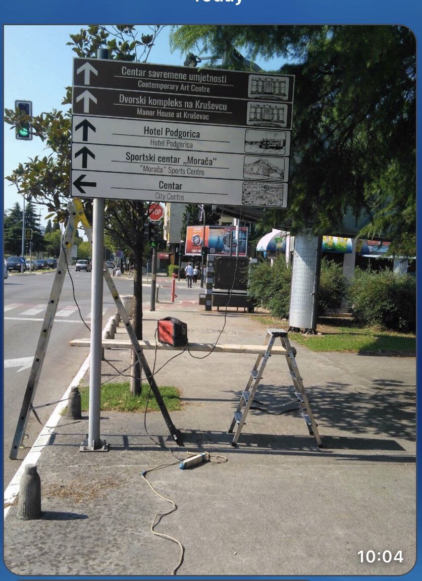 putevipg's tweet photo. U ulici Kralja Nikole, Jovana Tomaševića, i na Bulevaru Ivana Crnojevića danas je zamijenjena postojeća turistička signalizacija . https://t.co/jI6CzqyBxO