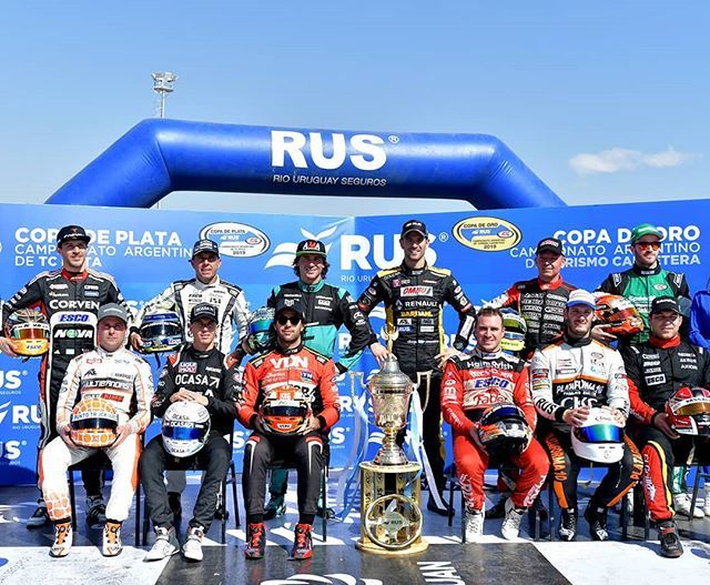 visionautoarg's tweet photo. Por el oro. La clasica foto con los 12 clasificados a la Copa de Oro del @turismocarreteracom en @circuitovillicumsj. Urcera, el ganador de la etapa regular. @actcargentina.
.
.
.
#tc #copa #oro #playoff #argentina #chevrolet #ford #torino #dodge #sanjuan 
#visionauto #autom… https://t.co/HrMxw9MUh0