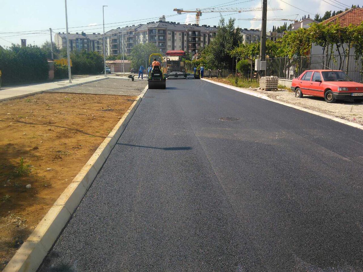 putevipg's tweet photo. Po zahtjevu pravnog lica završeni su radovi na mašinskoj ugradnji asfalta u MZ “Zabjelo” ( saobraćajnica koja se priključuje na ulicu Radosava Burića). https://t.co/DEZ7qI5D68