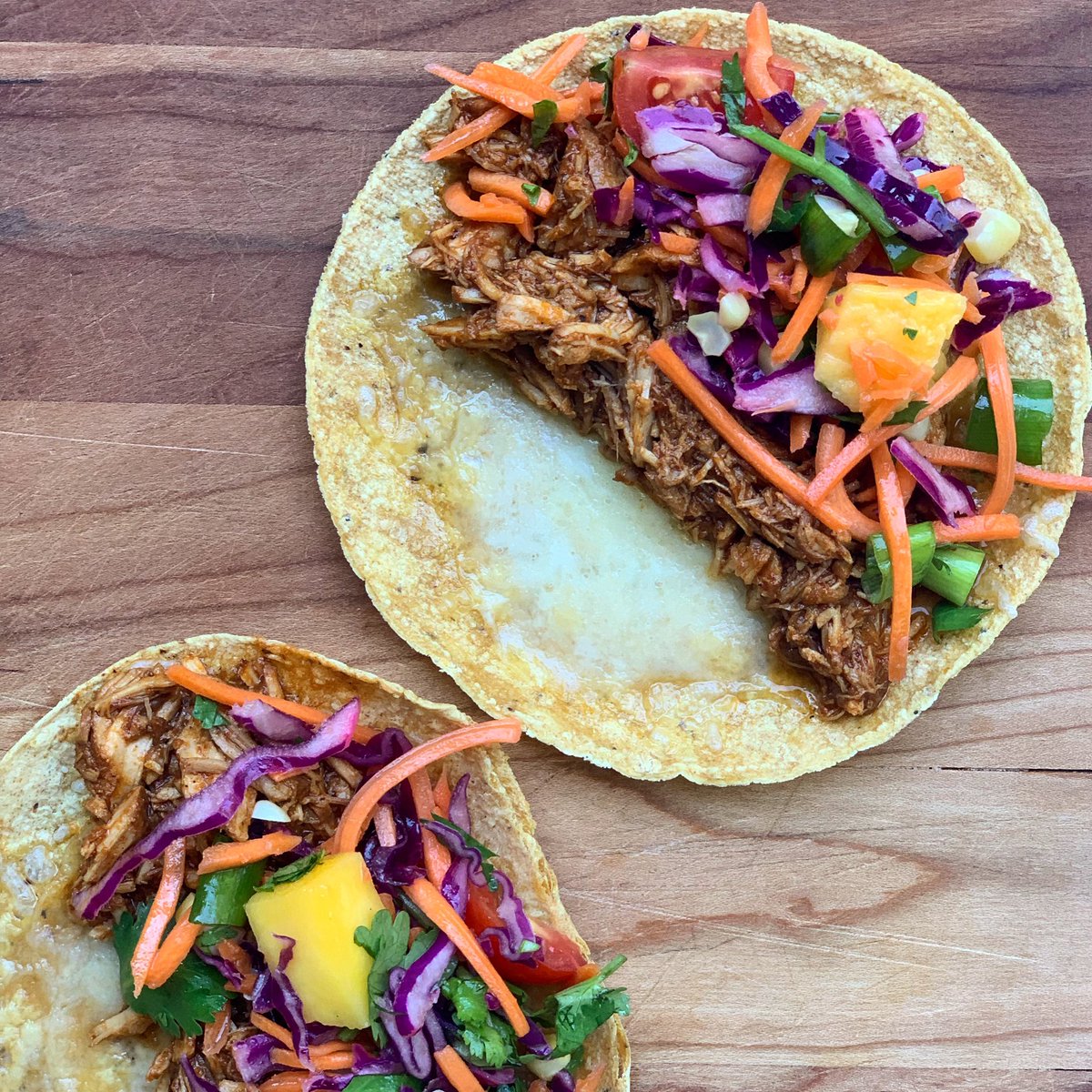 ekwillingham's tweet photo. @gimmesomeoven instant pot pulled pork makes the perfect taco filler.
Topped with a simple slaw:
🌮 Shredded red cabbage
🌮 Shredded carrots
🌮 Cilantro
🌮 Sliced mango
🌮 Green onions
🌮 Olive olive + squeeze of lime
🌮 Salt + pepper
Simple dinner at its finest. #eatsbyemsley https://t.co/bCQaBdcGhC