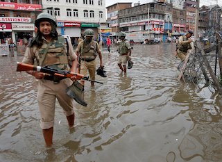 BritishHeraldUK's tweet photo. Explainer: #IndianParamilitary Force Soaks Up Attacks And Hits Back In #Kashmir
To read more :-
https://t.co/4MECz6O9XW https://t.co/uUec7dUhJA