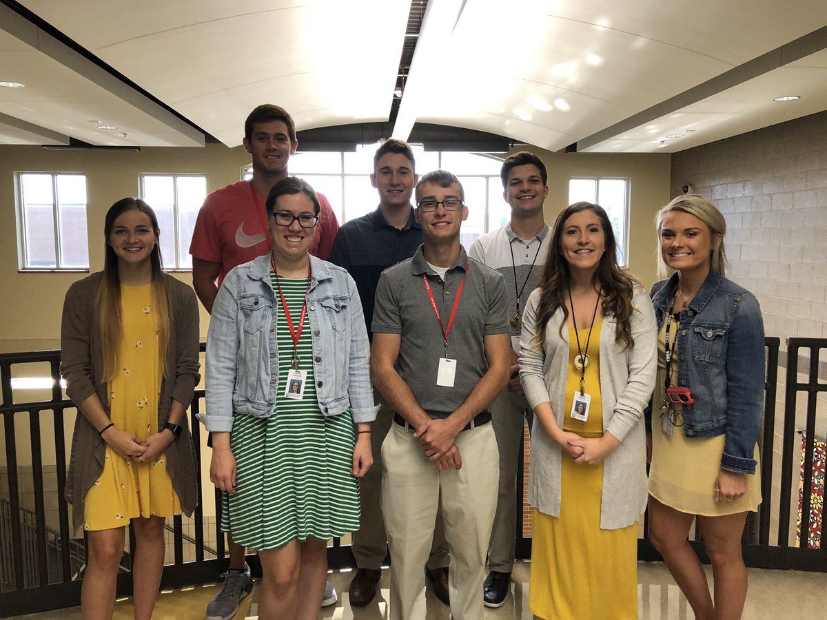 BPeatrowsky's tweet photo. New teachers at Carter Lake are ready for the first day!! #firstday4CBschools https://t.co/wLhH4LMe6u