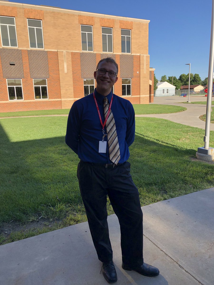 BPeatrowsky's tweet photo. New teachers at Carter Lake are ready for the first day!! #firstday4CBschools https://t.co/wLhH4LMe6u