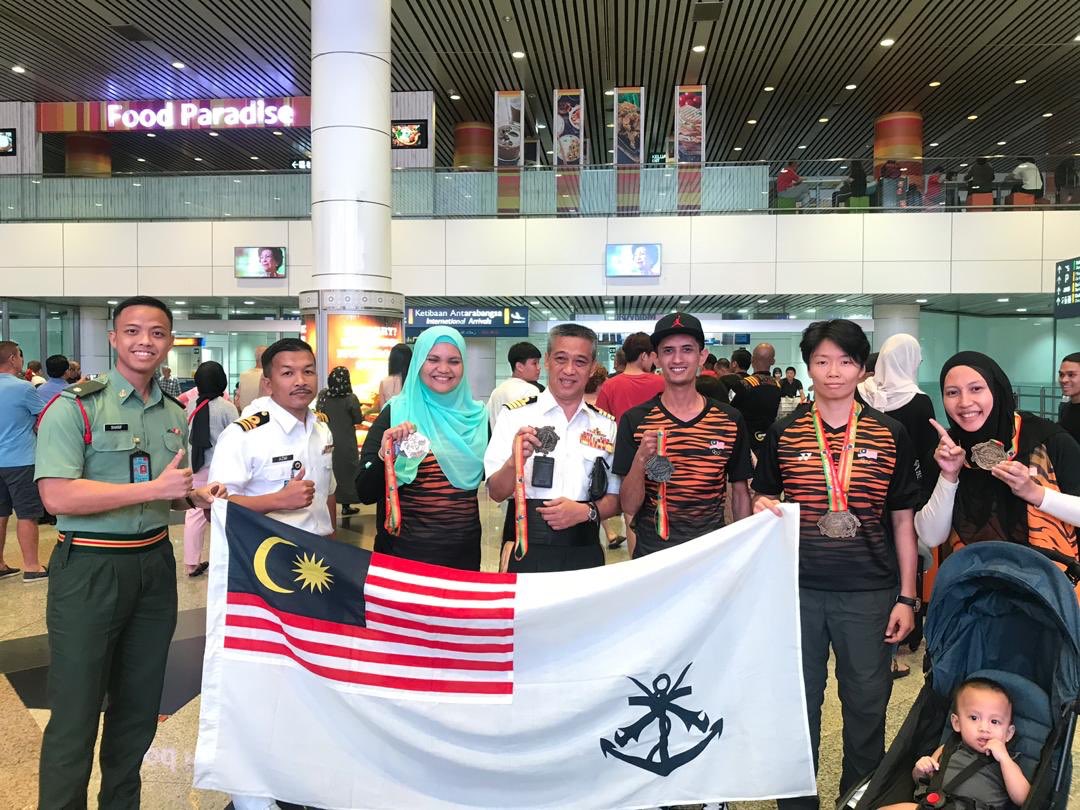 NatHydroCentre's tweet photo. Wirawati Menembak TLDM. Warga @NatHydroCentre menyambut kepulangan srikandi emas Lt Siti Nur Masitah binti Mohd Badrin TLDM yang tiba di #KLIA sebentar tadi. Tahniah!

#SEASA
#NavyPeople
#Kebanggaan
@tldm_rasmi https://t.co/hBFT1oyQYs
