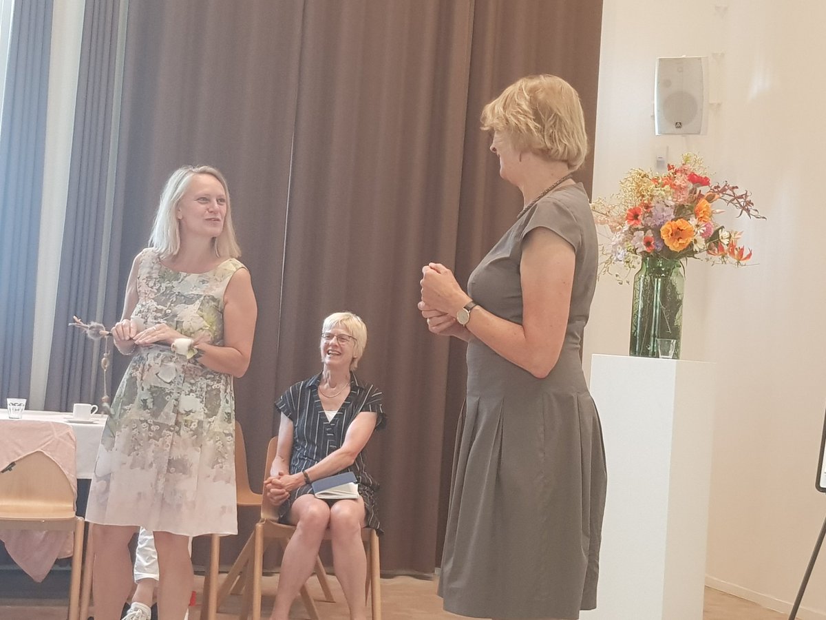 InspecteurJeugd's tweet photo. Vandaag scholing met alle collega's van de afdeling jeugd. Er is ook aandacht voor de overdracht van hoofdinspecteur @JokedeVries_IGJ aan haar opvolgster @KorrieLouwes   Voor @JokedeVries_IGJ is haar laatste week bij @IGJnl ingegaan. We zullen haar gaan missen! https://t.co/fDFp8qhHfY