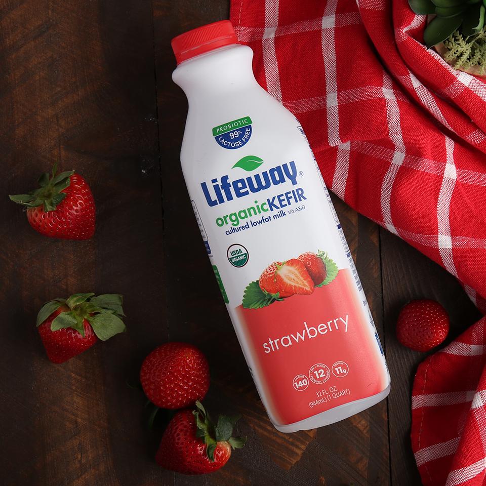 Con grandes efectos probióticos que ayudan a equilibrar y regenerar la flora intestinal. Te traemos a #RibaSmith los beneficios del #Kefir en esta presentación deliciosa de🍓 #Lifeway #OrganicKefir