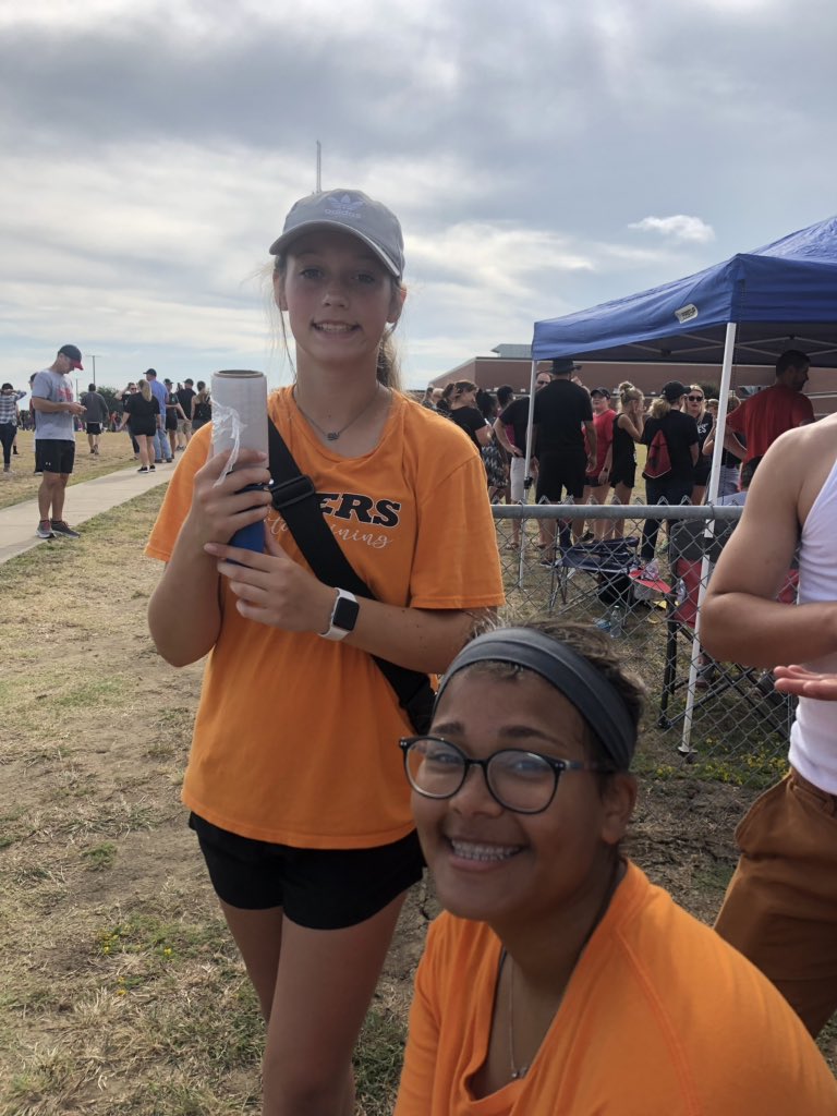 AubreyShyAnn's tweet photo. athletic trainers helping out at the cross country meet yesterday! #sophomores #classpoints @coachoneal1 https://t.co/eKuhIwd2C7