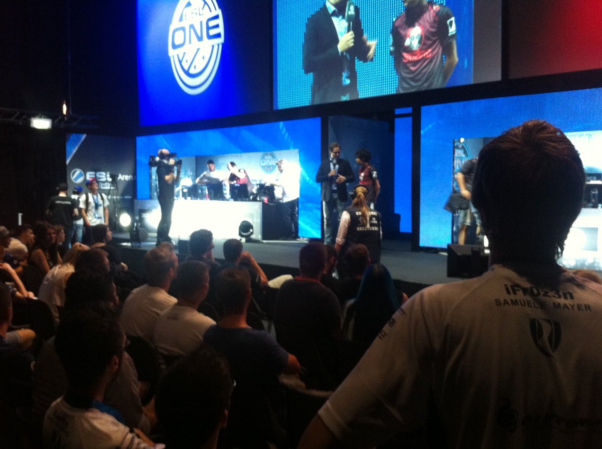Vendcera's tweet photo. It just hit me. Exactly 4 years ago we were playing the BF4 ESL One Finals at @gamescom. Time flies!

Was so much fun meeting everyone, hanging around at gamescom and actually playing Battlefield on a stage. 😂

I really miss those times and the BF4 community from back then! https://t.co/0YwkvFvB7Z
