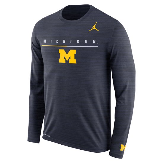 WolverineCorner's tweet photo. The Wolverine Corner score prediction contests are back! To enter just:

-RT this tweet

-Predict the score and winner of Michigan/MTSU (reply, dont quote)

-Predict how many yards Patterson will throw for (used as a tiebreaker)

If u guess the correct score, u win this shirt! https://t.co/xItPRwpR8P