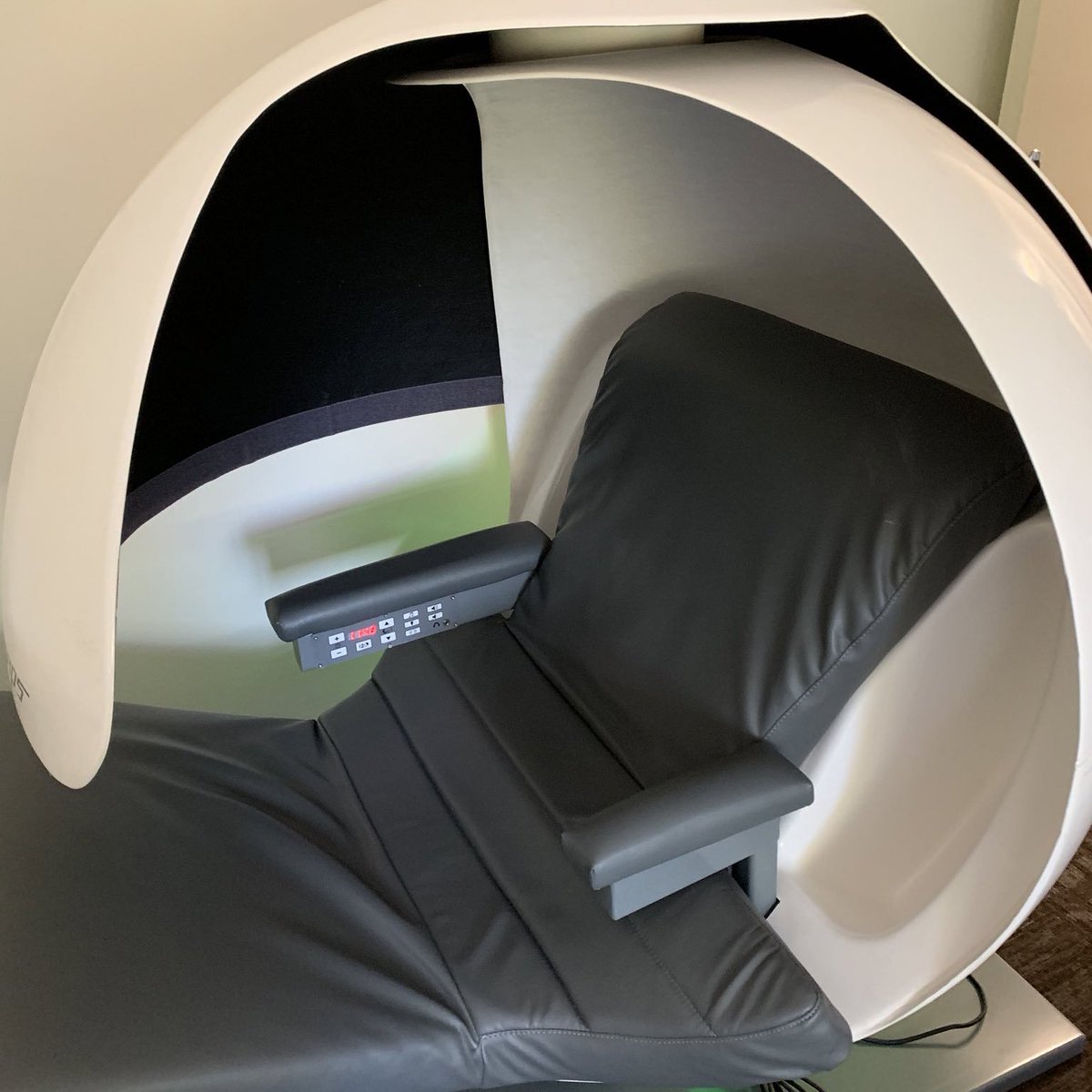 Portsofcalls's tweet photo. Residents, Stanford Medical Center. Palo Alto, CA, USA. Photo credit @roxanadaneshjou #medtwitter #callrooms #portsofcalls #stanford #thefutureishere #pods #micronap #metronaps #recharge #shiny https://t.co/noyUkkzukK