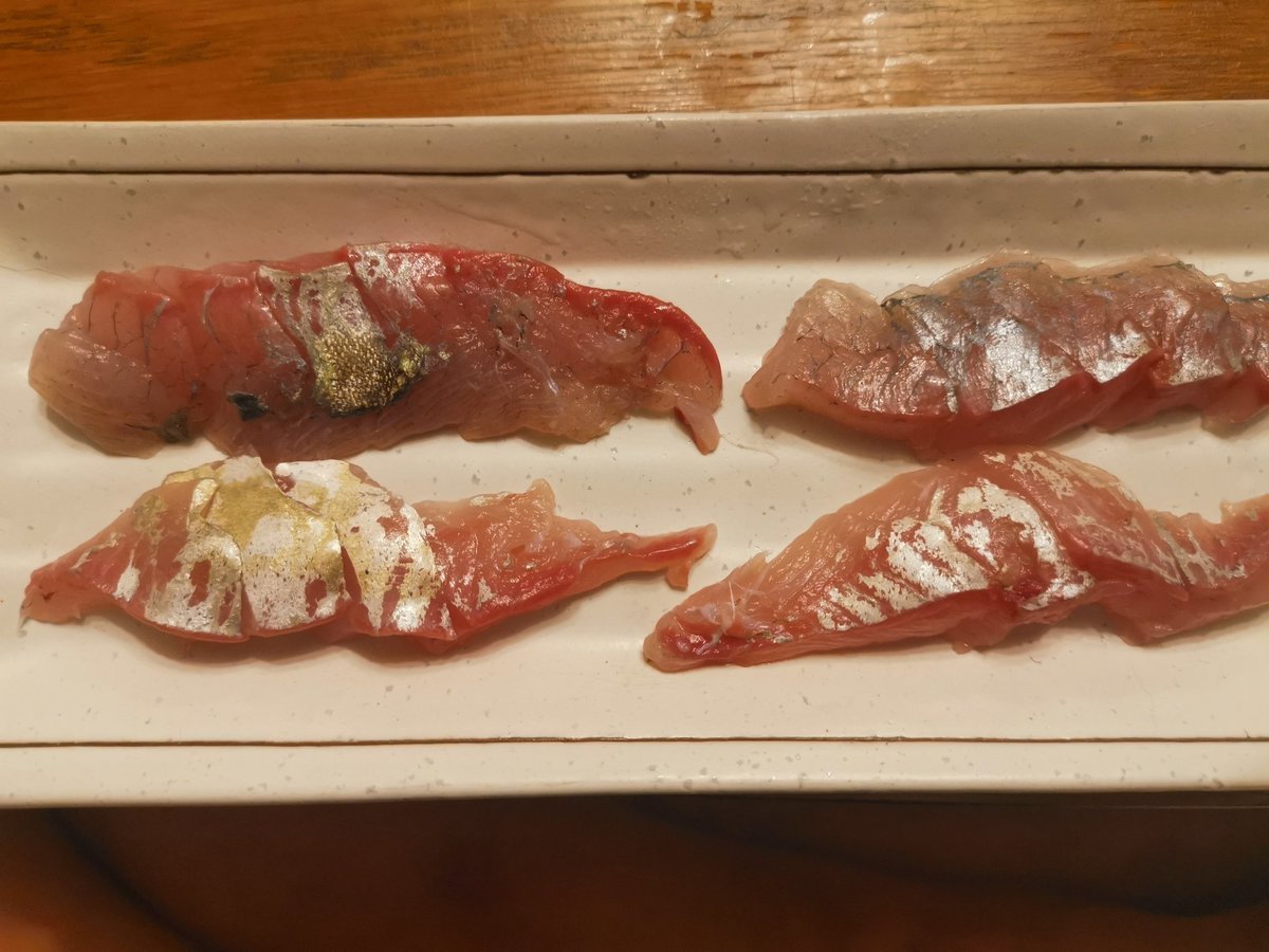 Ystk とはいえ手の込んだことは無理なので カマスは3枚に下ろして 下味を付けず片栗粉付けて揚げるだけの唐揚げ 塩ふって食べる イトヒキアジとメッキは丸ごと同様に唐揚げ ショゴの身は刺身 ショゴの中骨を骨せんべい とした 近くしか見え