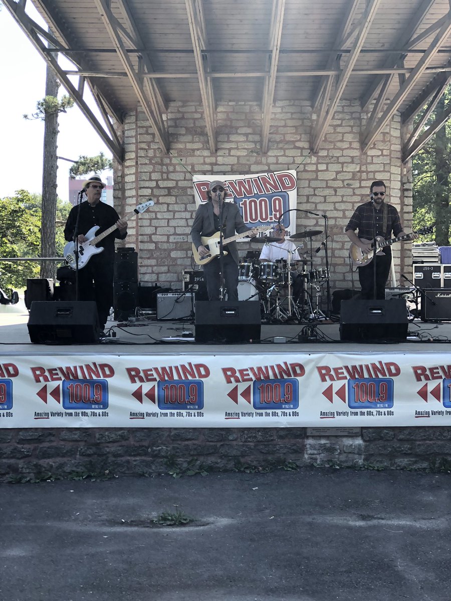 Rewind 100.9 tweet media