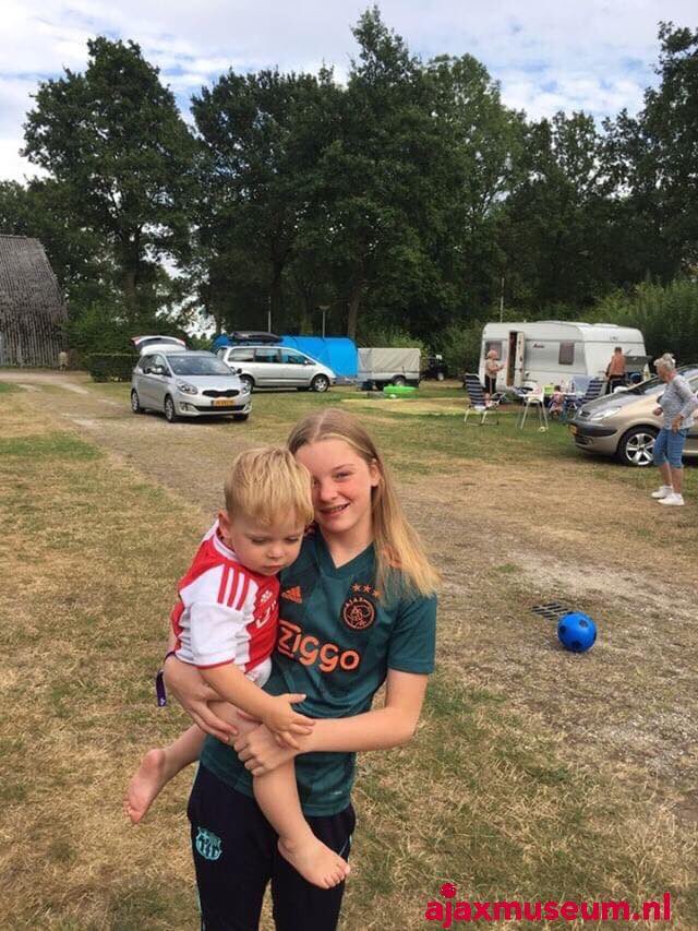 ajaxmuseumNL's tweet photo. Ajacieden van de dag: Gerrianne en Jjayden uit Bunschoten Spakenburg. 

Ook Ajacied van de dag? Stuur dan een foto in via https://t.co/so6qr30GHf

#Ajax #AjaxMuseum #Amsterdam #AJAapo #wijzijnAjax #Ajaciedvandedag #BunschotenSpakenburg https://t.co/yEHO6BoE0p