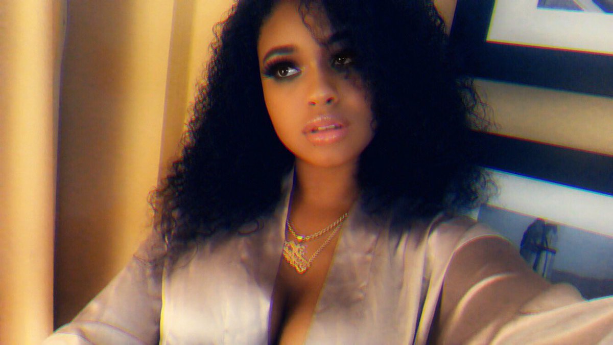 Briyanaann's tweet photo. Might seduce your dad type 💍 https://t.co/3SMDdZRLzR