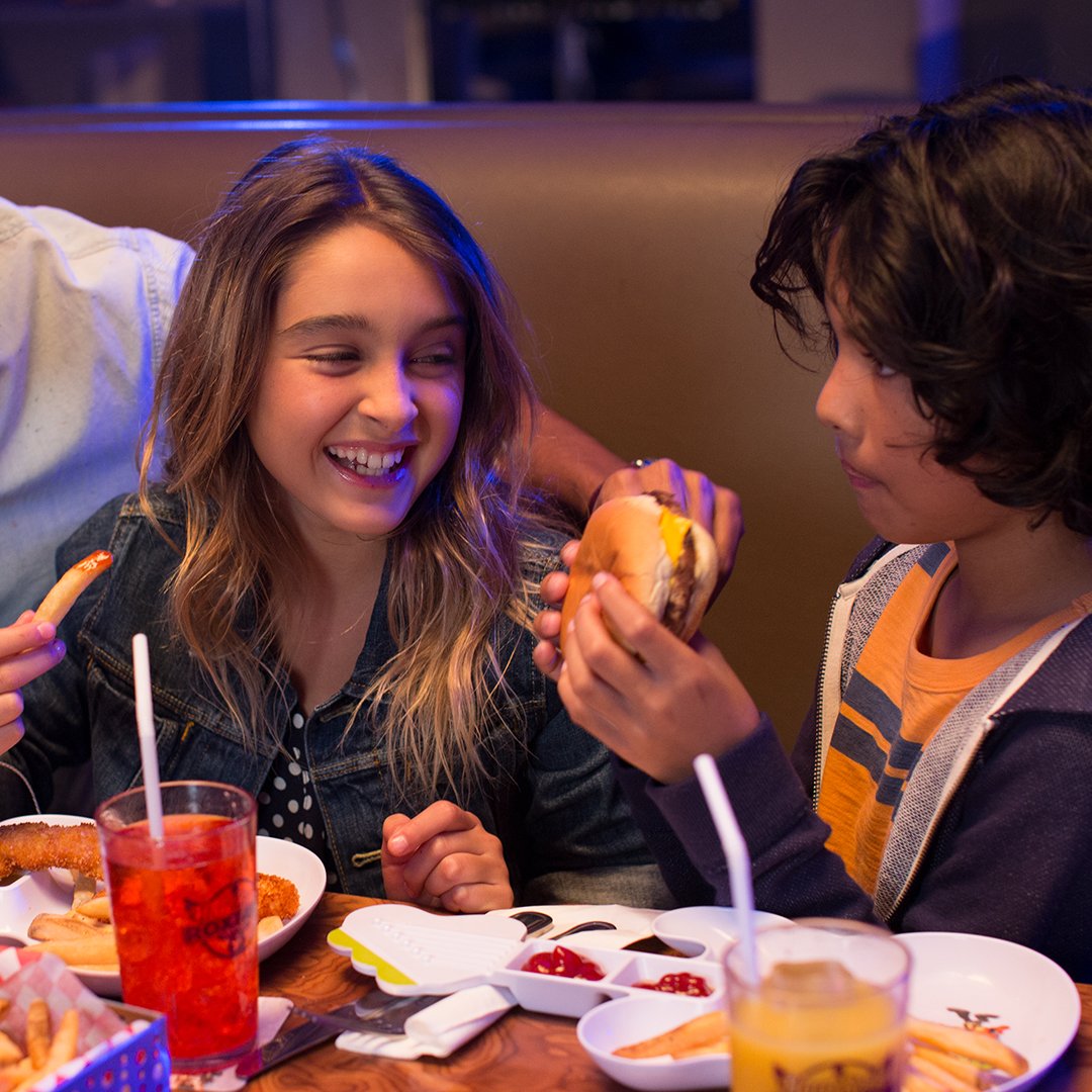 ¡Todos los domingos, los niños 🧒 👧 comen gratis 🆓! 😍🧒🏻🍕 Recuerda que por cada plato fuerte pagado le corresponde un plato sin costo a un niño. El o los niños/niñas deben estar presente para poder aplicar la oferta hasta los 12 años de edad. #HardRockCafeSantoDomingo