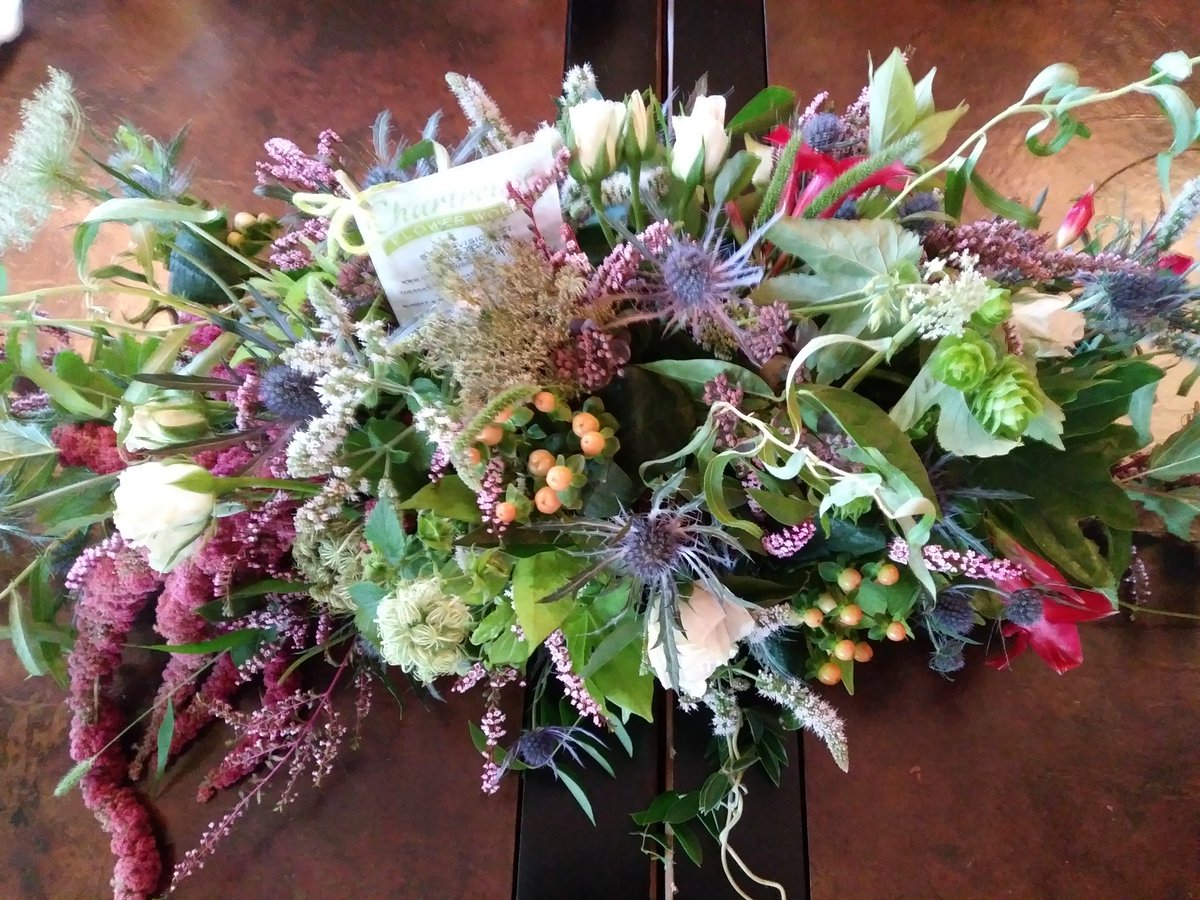 chartreusefw's tweet photo. I went to a cool thing. The Canadian Highlander Fling.  I asked my Caitlyn to create a centerpiece as if she were a florist in the Scottish highlands and I must say she nailed it. Shout out to @ScottJKyle1 for showing up and being cool. #themostmagicalflowershop #scottishflorist https://t.co/lZccyS7lT7