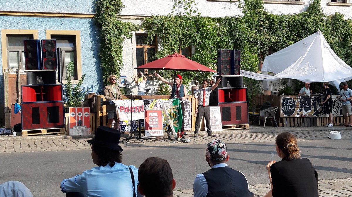 PARTEI_DD's tweet photo. Und so lauschte das Volk den weisen Reimen und stilvollen Moves des Tom "@DER_Kandidat" Rodig und des SPARLIGHT EXPRESS, und so ward es sehr gut.
Rudolf-Leonhard-Str. 54 auf dem #Hechtfest
#diePARTEI #dresden #dd2508 #sucksen https://t.co/0TbiKfVQ1w