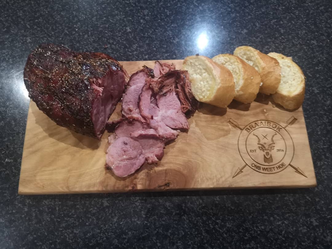 braaibok's tweet photo. En so besluit ons om somer n genette vark blad op die Weber  te braai met n Knoffelbrood.  Eenvoudig maar lekker!!!

#braaibok #onsweethoe #braaiboklewe #firespark #kekkelbek #weber #braai #braaimaster #varkbraai https://t.co/6ZhK4c439f